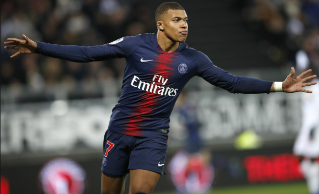 imagem do jogador Kylian Mbappé comemorando a marcação de um gol