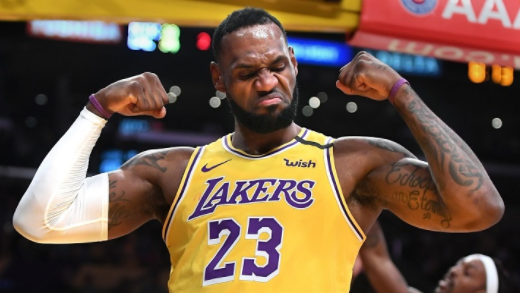 lebron james usando uniforme amarelo com a escrita Lakers flexionando os músculos