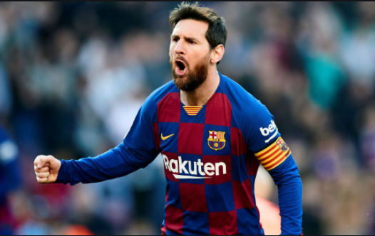 Lionel Messi celebrando gol usando uniforme do Barcelona nas cores vinho e azul