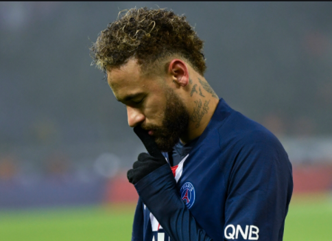 neymer jr usando uniforme azul do psg levando o dedo a boca usando uma luva preta