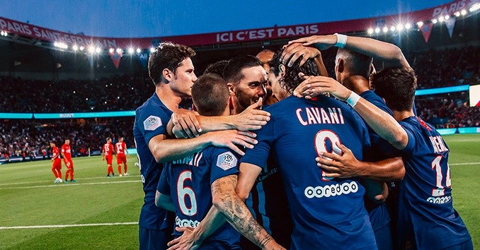 imagem de time do PSG se abraçando após vencer campeonato francês