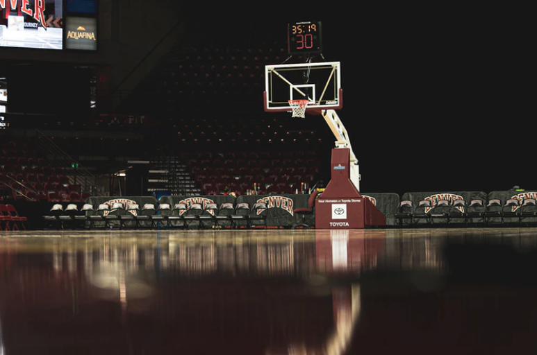 cesta com placar em quadra de basquete vazia 