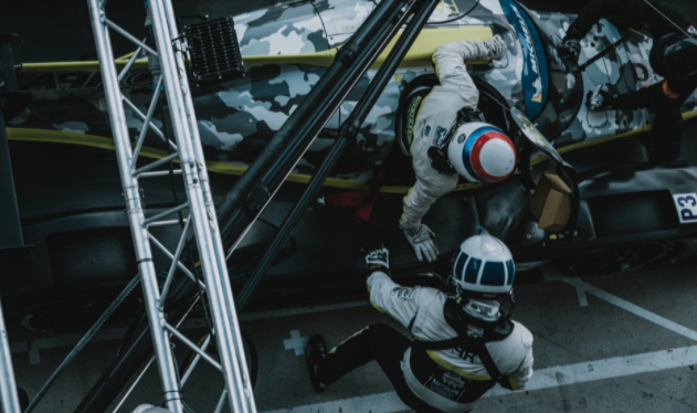 Piloto de corrida em um pit stop