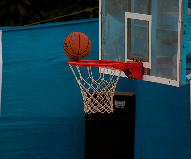 bola de basquete entrando na cesta