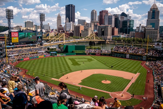 Pessoas na arquibancada em um estádio de baseball